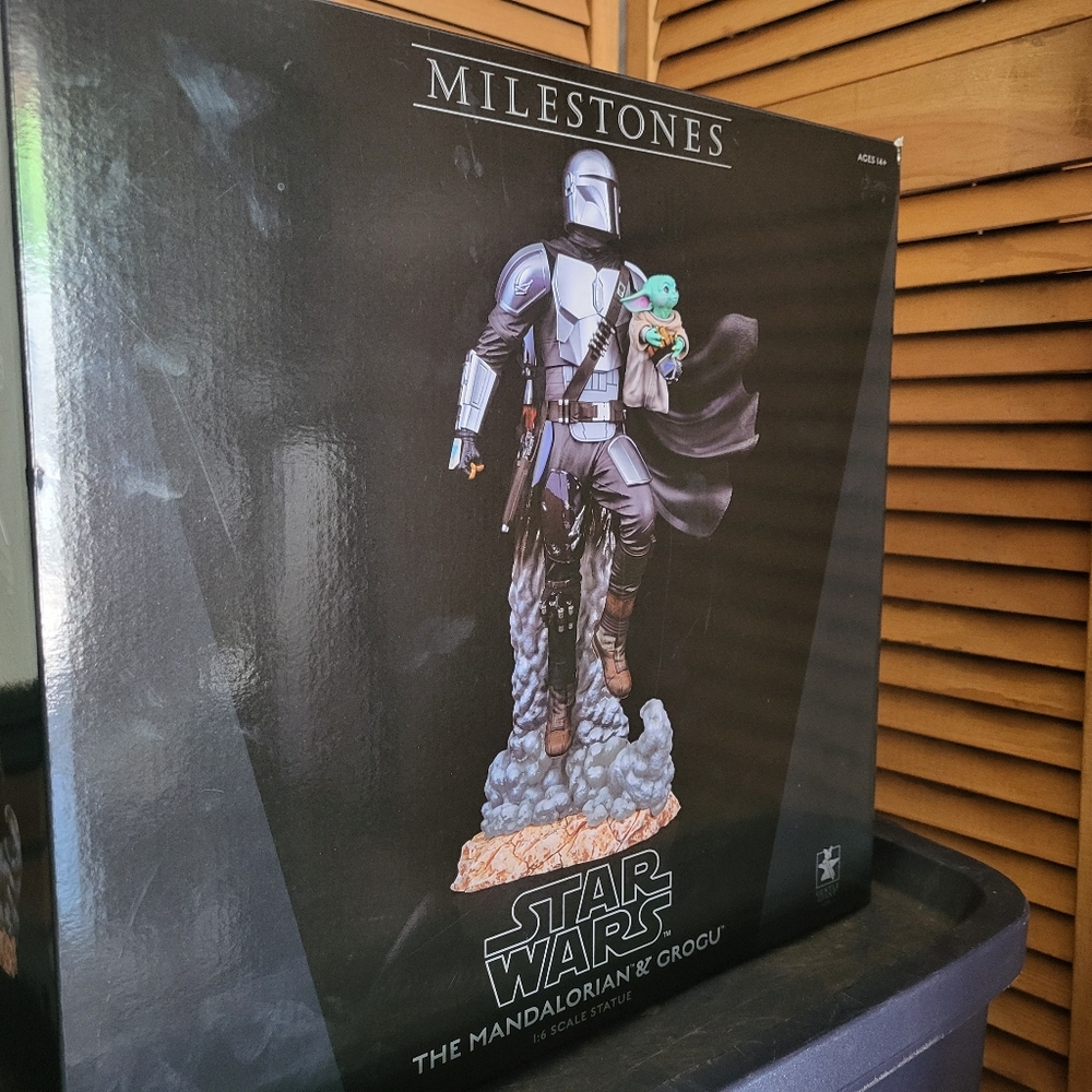 Star Wars Mandalorian with Guru sculpture